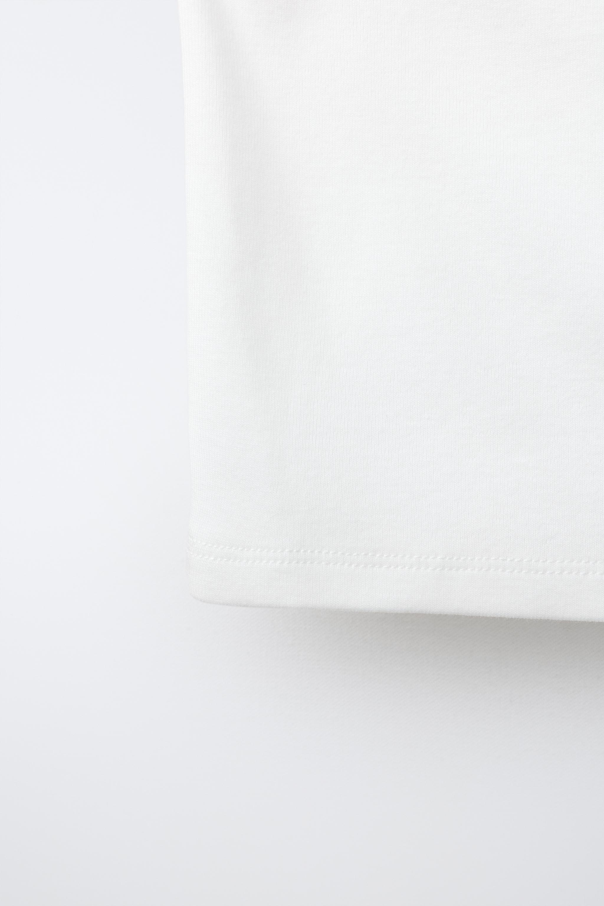 TOP RÉGULIER ASYMÉTRIQUE À BOUCLES
